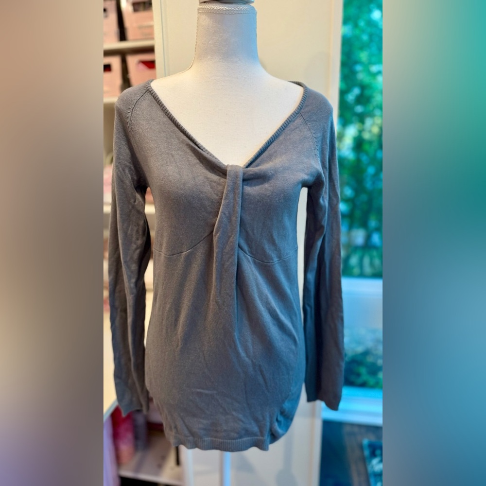 Vertigo Paris EUC Lilac Gray Tie-Front Sweater Slimming Fit M
